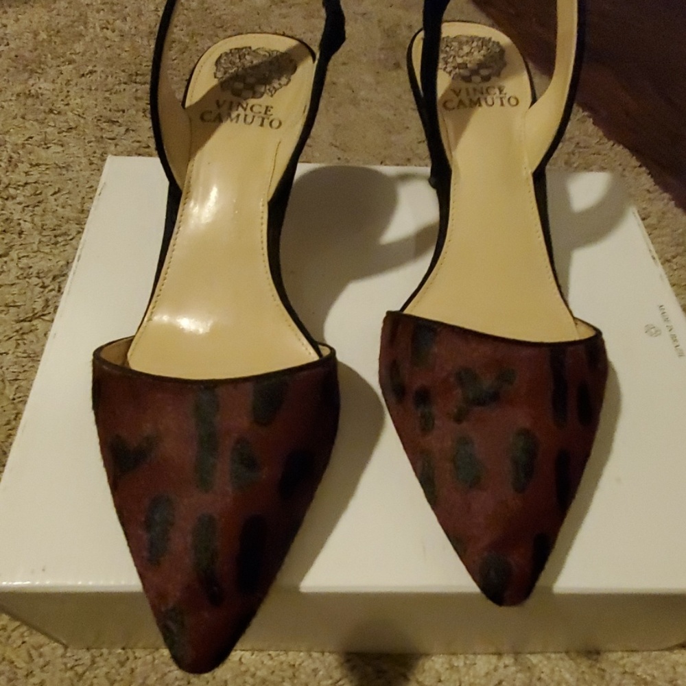 Sling back pointy toe pump